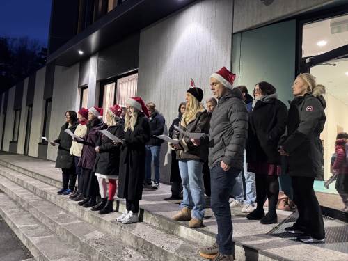 De ansatte synger julen inn siste skoledag